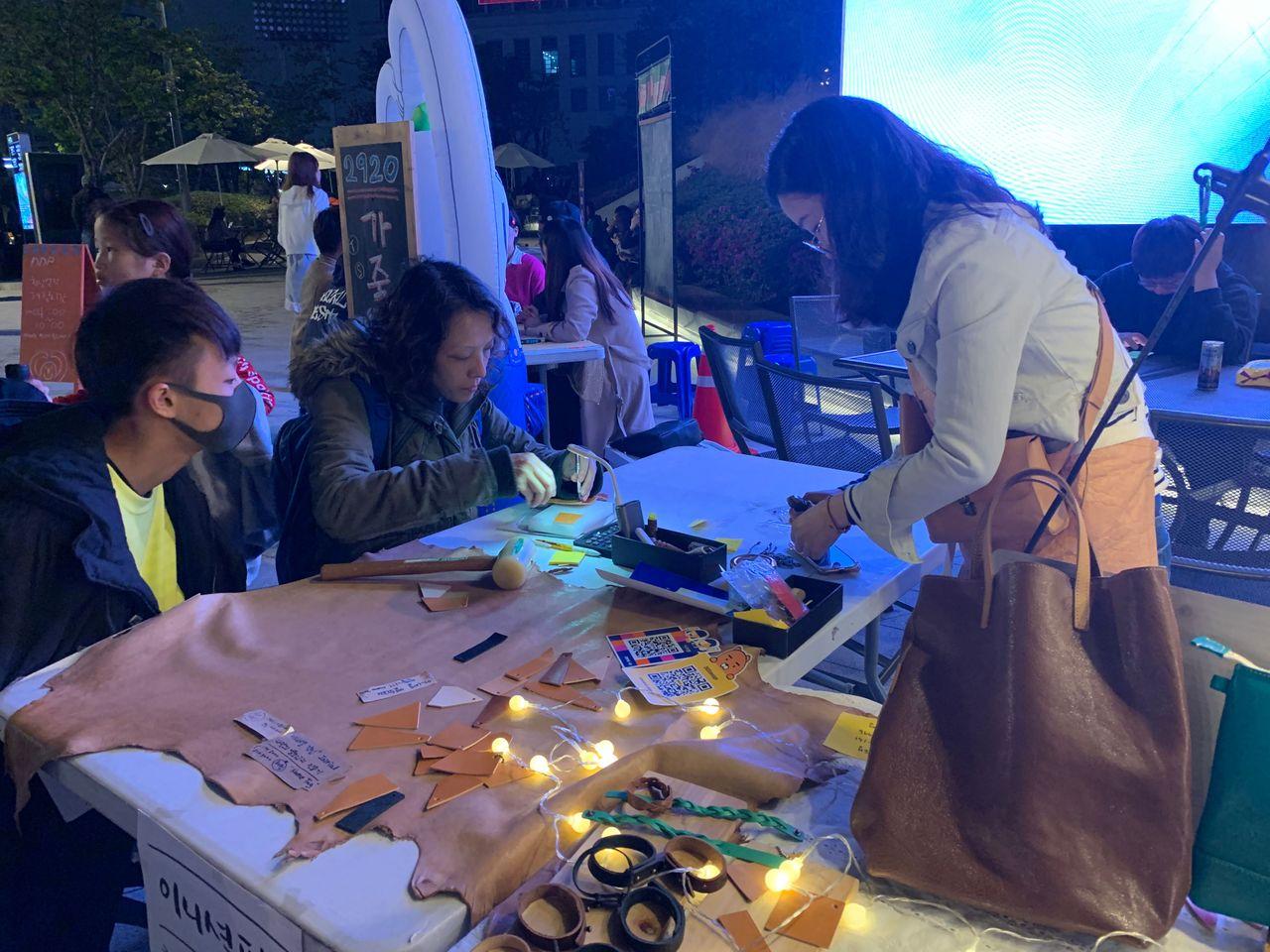 2025 Dongdaemun Night Market Visit! - Enjoy all the attractions from lively DDP night market!